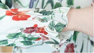 真没想到!老婆把裙子都扔了!只穿这些小衫，一颦一笑都令人心醉