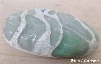  「大叔」农民大叔深山挖出块石头坚称是翡翠，不小心磕掉一块，