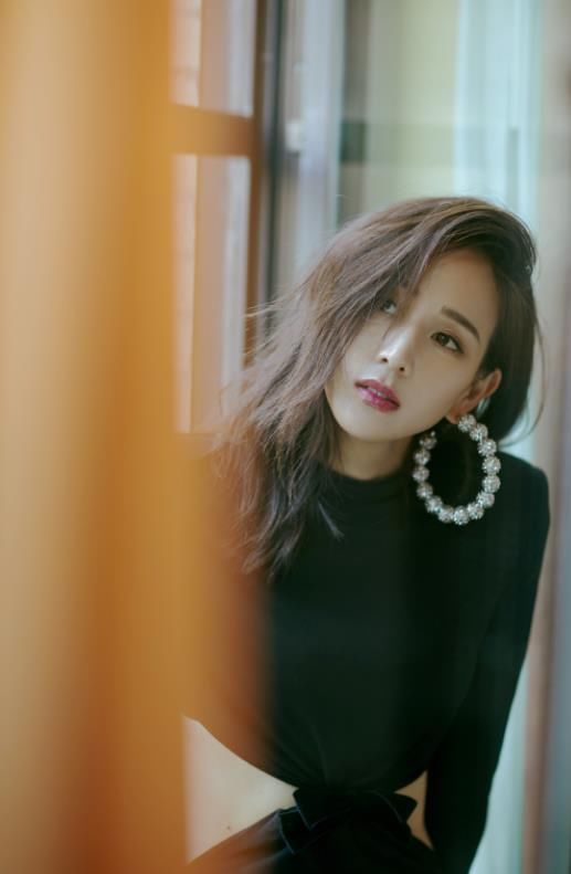 张钧宁看秀造型新鲜出炉，穿黑色连体裤尽显高挑好身材!