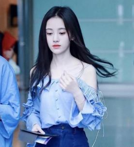 本以为穿吊带装的周冬雨够清纯了，直到看到鞠婧祎，彻底服了！