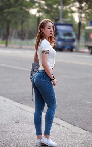 小羽街拍：俩紧身裤姐妹花，成了夏日里最美风景，美女你不热吗？