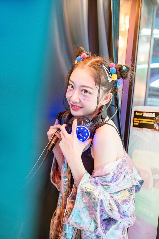 性感电玩美女鬼马个性活泼写真图片