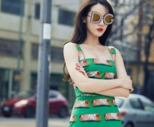 杨幂穿绿裙，迪丽热巴穿绿裙，古力娜扎穿绿裙，好身材一览无遗！