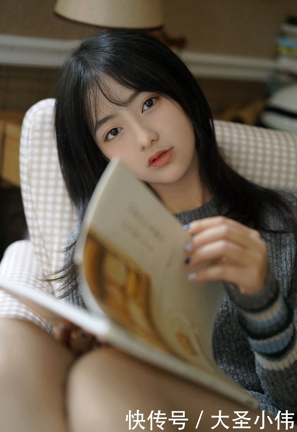 『美人如花』美女街拍慵懒毛衣美女性感修长美腿,甜美的笑容很是治愈