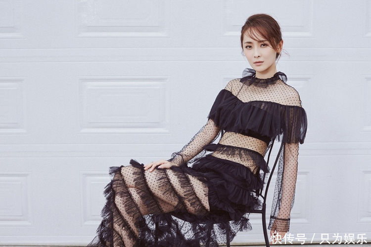 李曼真敢穿，透视纱裙美艳动人，网友：看得不好意思了