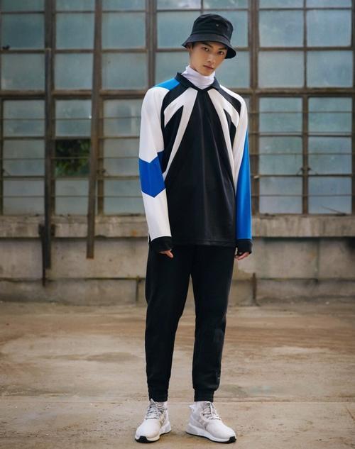 许凯因“傅恒”走红，颜值高关键还有一双细长腿，女生看了都嫉妒