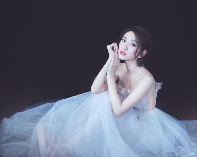 穿起长裙的唐艺昕，实在是太美了