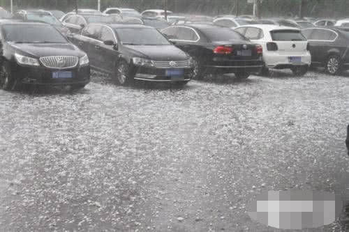  #汽车#天降冰雹，许多汽车都解开了遮羞布，网友：质量好才是真