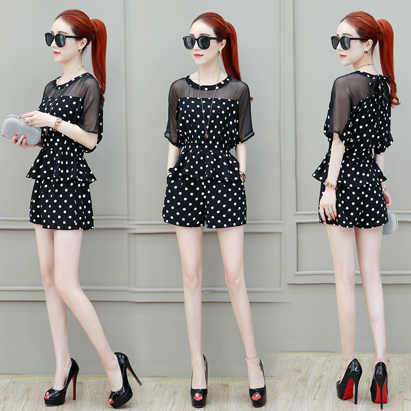 漂亮的连衣裙，有气质的旗袍，都不如这样的女套装，洋气还时尚