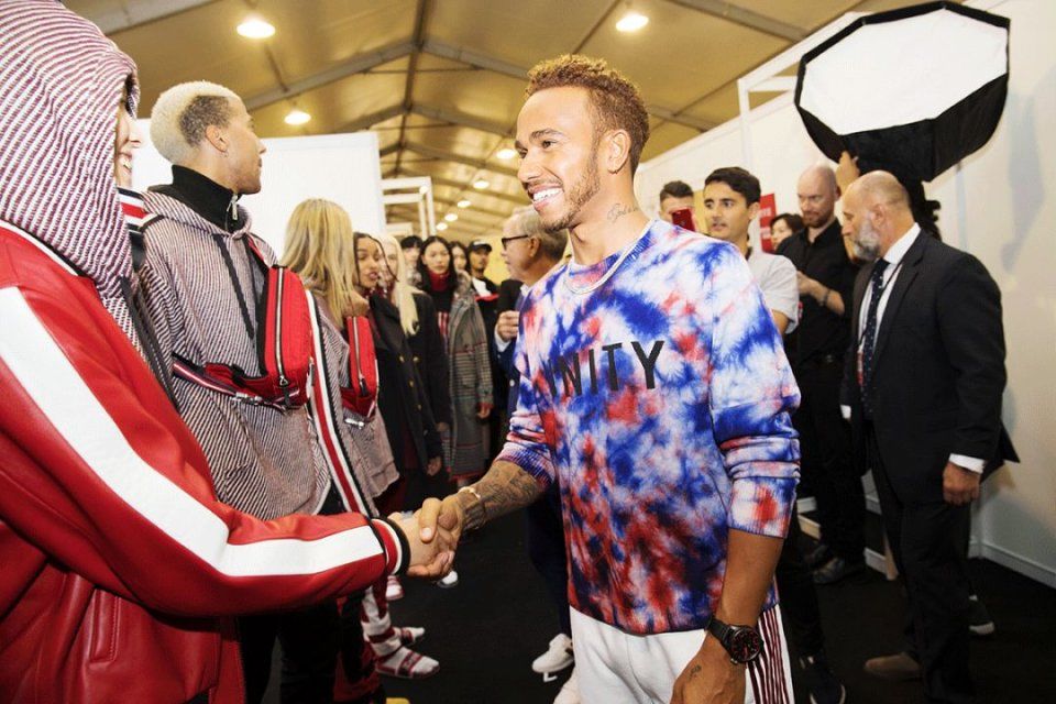 看热闹 | 这些人跑到黄浦江边比谁钻石大，你猜比伯嫂的排第几?