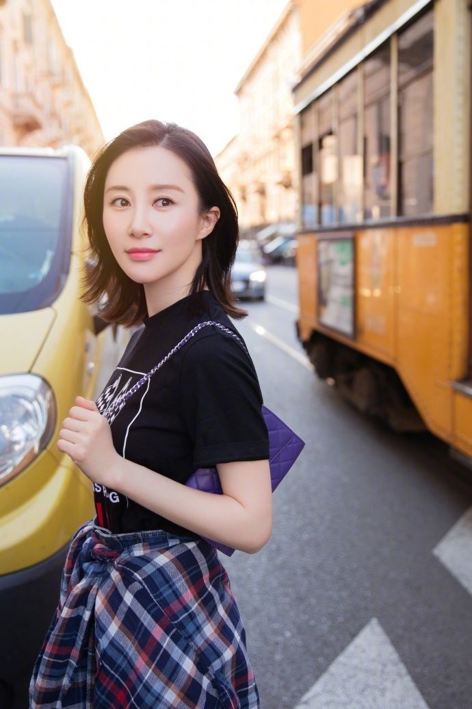 美女舒畅时尚街拍，牛仔裤展现腿部线条 美脚丫真漂亮