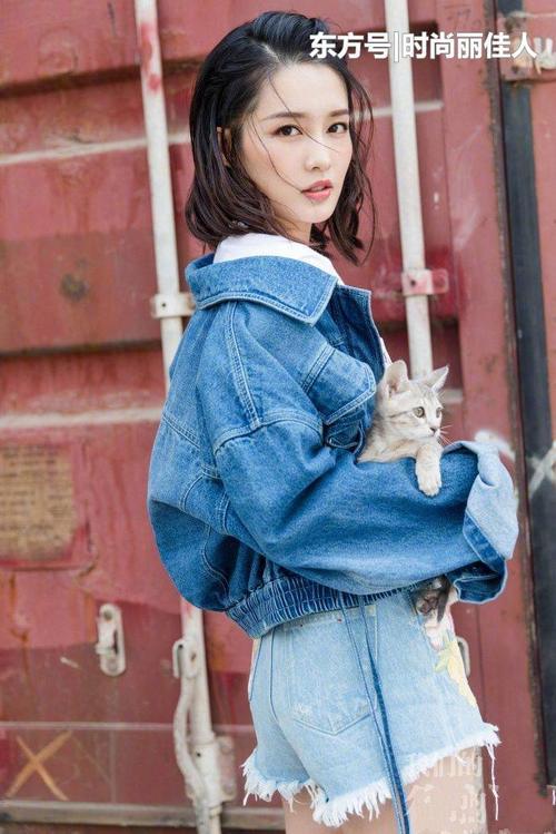 李沁现身机场，身穿牛仔短裤配细针跟，网友：大长腿藏不住