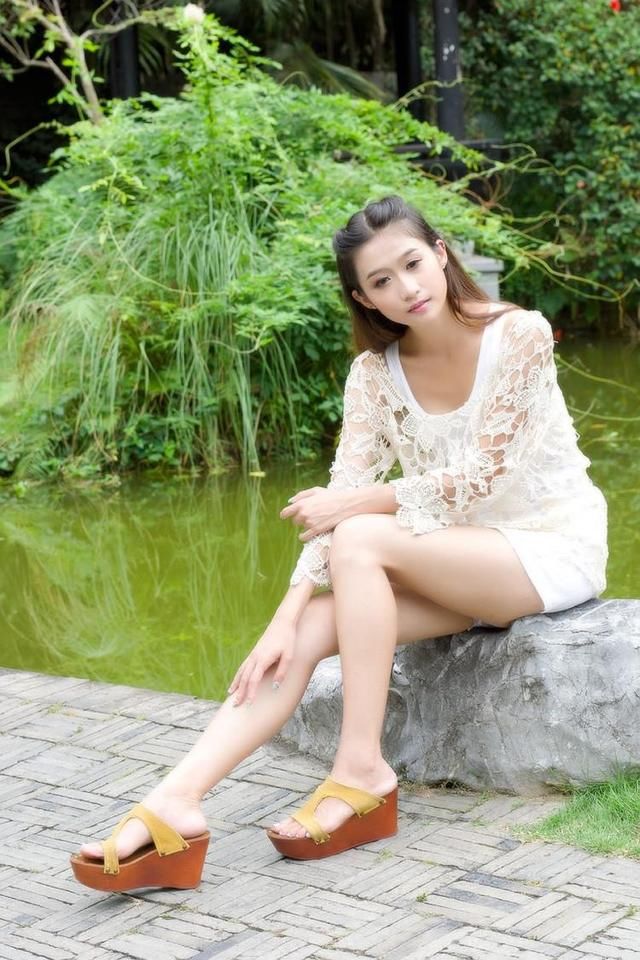 街拍：随性飘逸圆润的妹子，默契的一个眼神就能体会