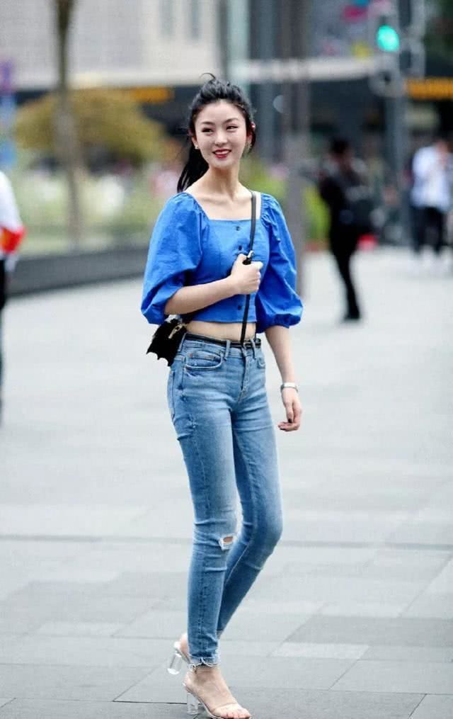 小姐姐■街拍:小姐姐身穿连衣裙,凸显优雅的双腿,走在路上显得格外的有气质
