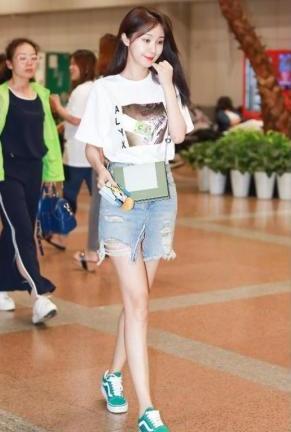 李菲儿真猛！高开叉裙中间线都快撑裂了，网友：这腿缝，呵呵了！