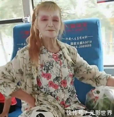 老奶奶化妆后出门，上了公交车后，让人尴尬的事情发生了