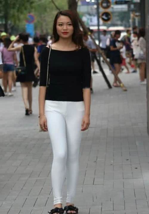 高颜值熟女黑白搭配时尚出街，塑身服装大秀事业线，前凸后翘的身