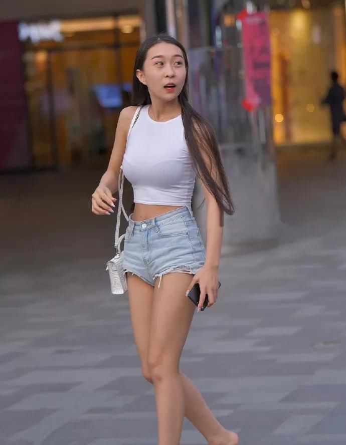  身穿|街拍:小姐姐梳着低马尾,身穿一条米色长裙,看起来优雅又大方