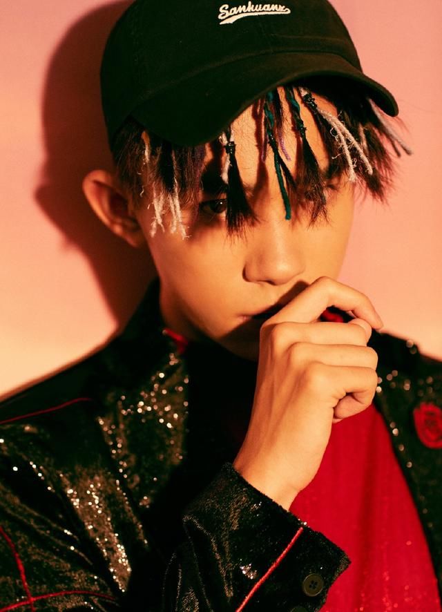 18岁易烊千玺肌肉线条太撩人!彩辫+葱须刘海真是个性过了头!