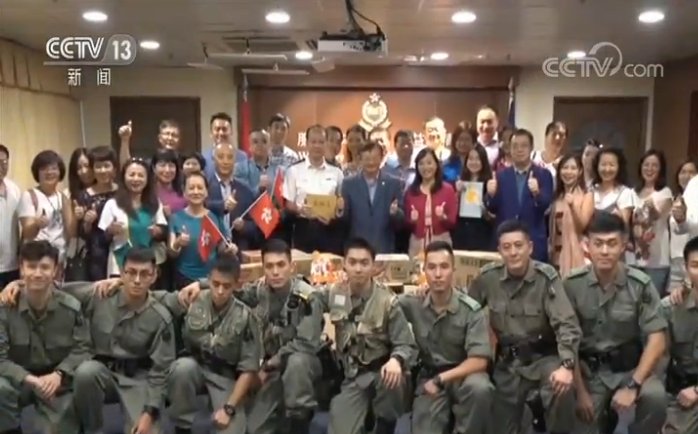  [马忠礼]香港市民中秋撑警：祝香港明天更美好