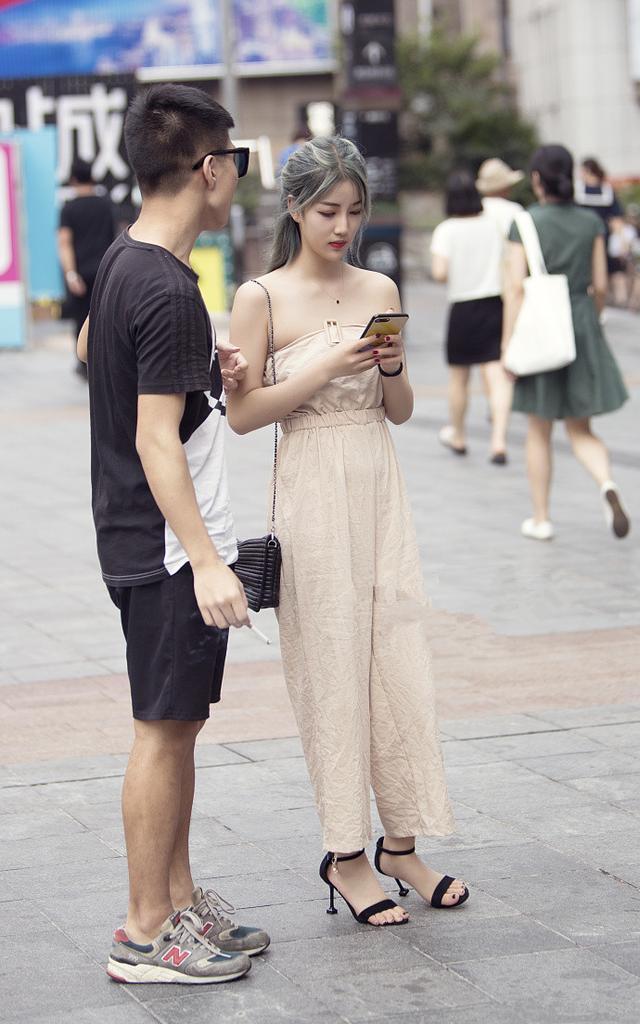 美女街拍：清新温柔秀外慧中，腿是真的白！