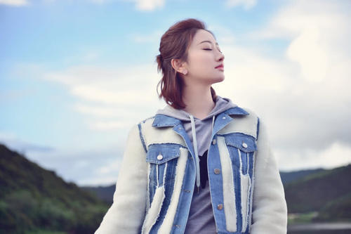 景甜七夕晒美照，粉蓝交替，胸部挤出一条缝，网友：流口水，肉都