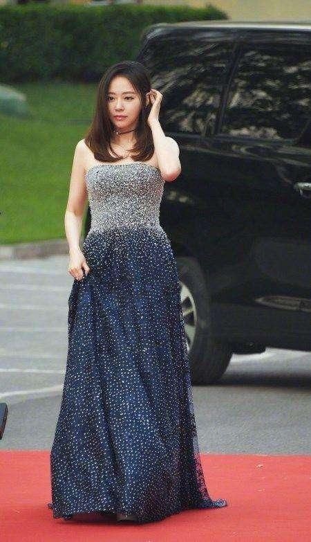 张靓颖真敢穿！为秀美背乳贴都露了，网友：这尺度柳岩都自愧不如