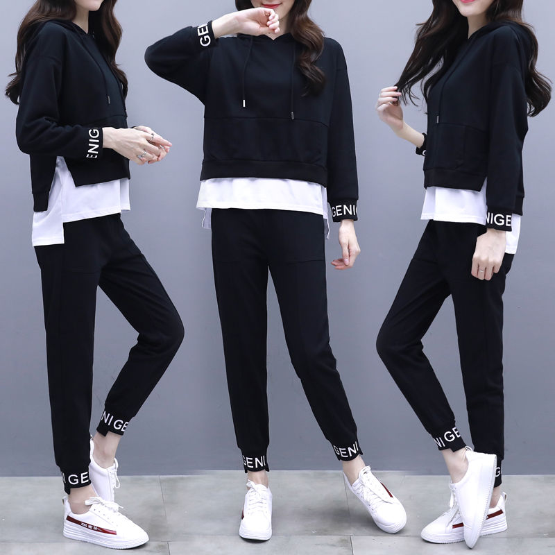 如今女人都不穿裙子!6070后妈妈都穿流行套装，嫩的像35