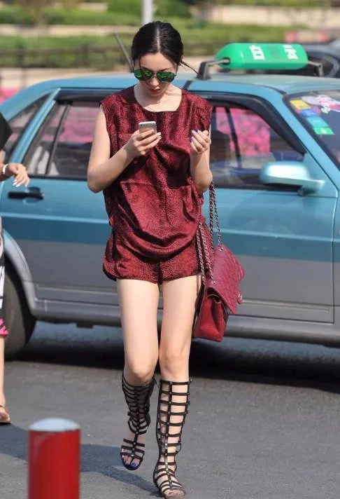 时尚小姐姐红色连衣裤，穿出了别人不敢穿的美丽曲线