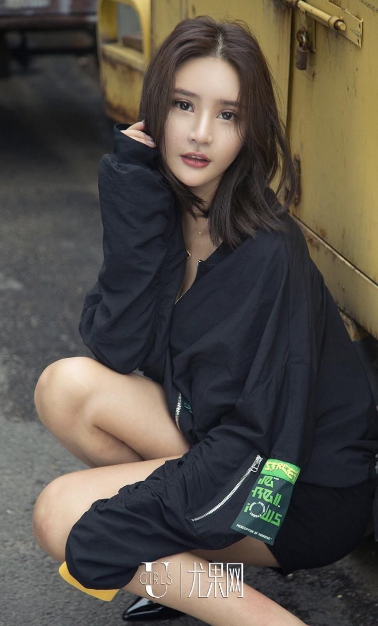 街拍：短发尹菲美女 气质佳