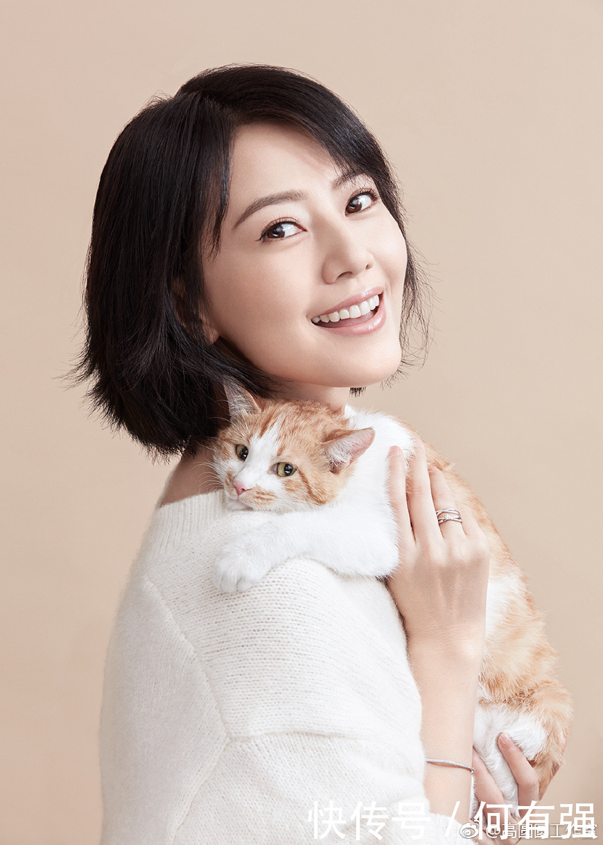 39岁高圆圆厉害了！一袭蓝色开叉长裙穿出2米气场，网友：真会穿