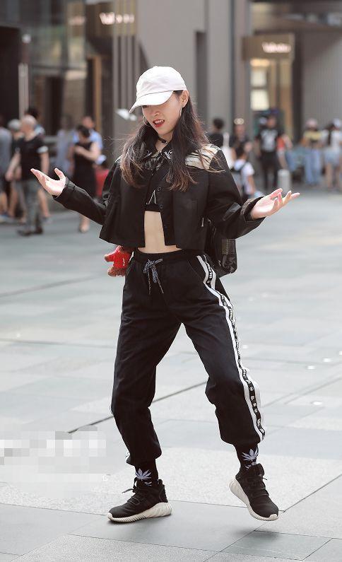 街拍:图五大长腿闺蜜出镜,穿T恤玩下装消失,屏幕快装不下了!