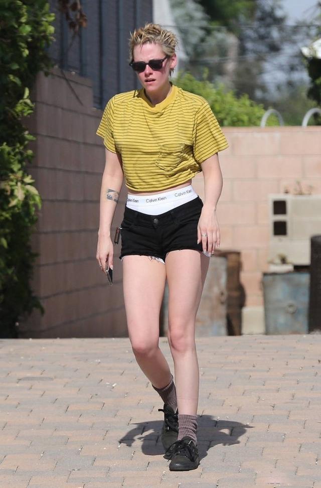 暮光女穿短裙高跟鞋秀美腿，网友：咋感觉像男孩穿裙子的效果？