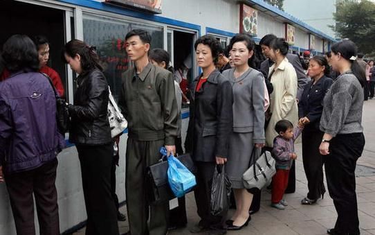 朝鲜女人穿衣，有钱的像90年代，普通的像80年代