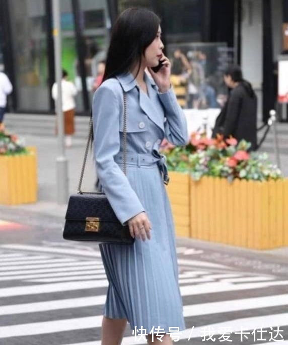 「身穿」街拍:妹妹小姐身穿浅绿色上衣,白色小裙子,别致优雅