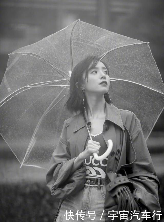 胡冰卿短裤反穿扮另类，内搭红色泳衣让人费解：上厕所要脱光光？