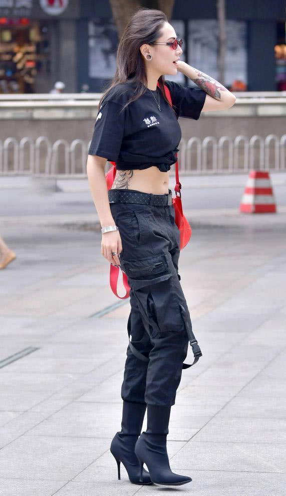 街拍: 小姐姐苗条的身姿, 纤细的美腿! 好诱人!