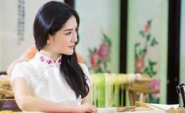 快本出现两位旗袍东方美人，网友说太迷，谁更胜一筹？