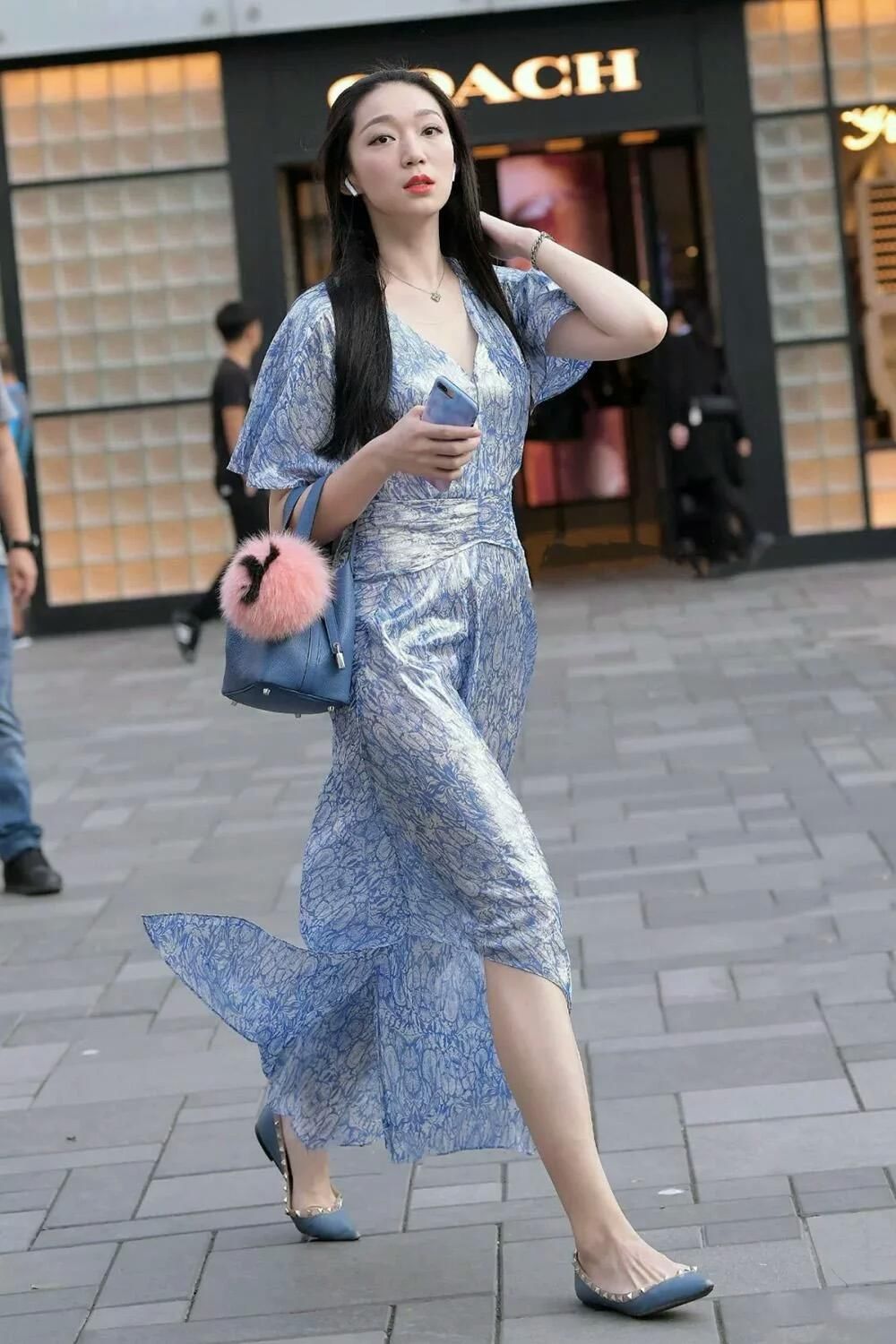 街拍路人，飘逸的裙子和紧身装扮的穿搭对比，明显穿裙子更加舒适