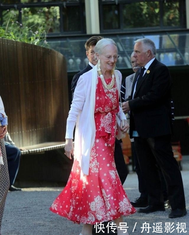 「英国女王」93岁英国女王和80岁丹麦女王,皇室穿搭的时尚对决,谁才是翘楚?