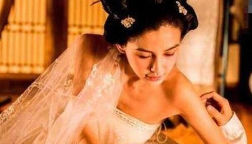 【嘉靖皇帝】皇帝睡觉打瞌睡,13岁宫女忍不住一声偷笑,没想改变了命运
