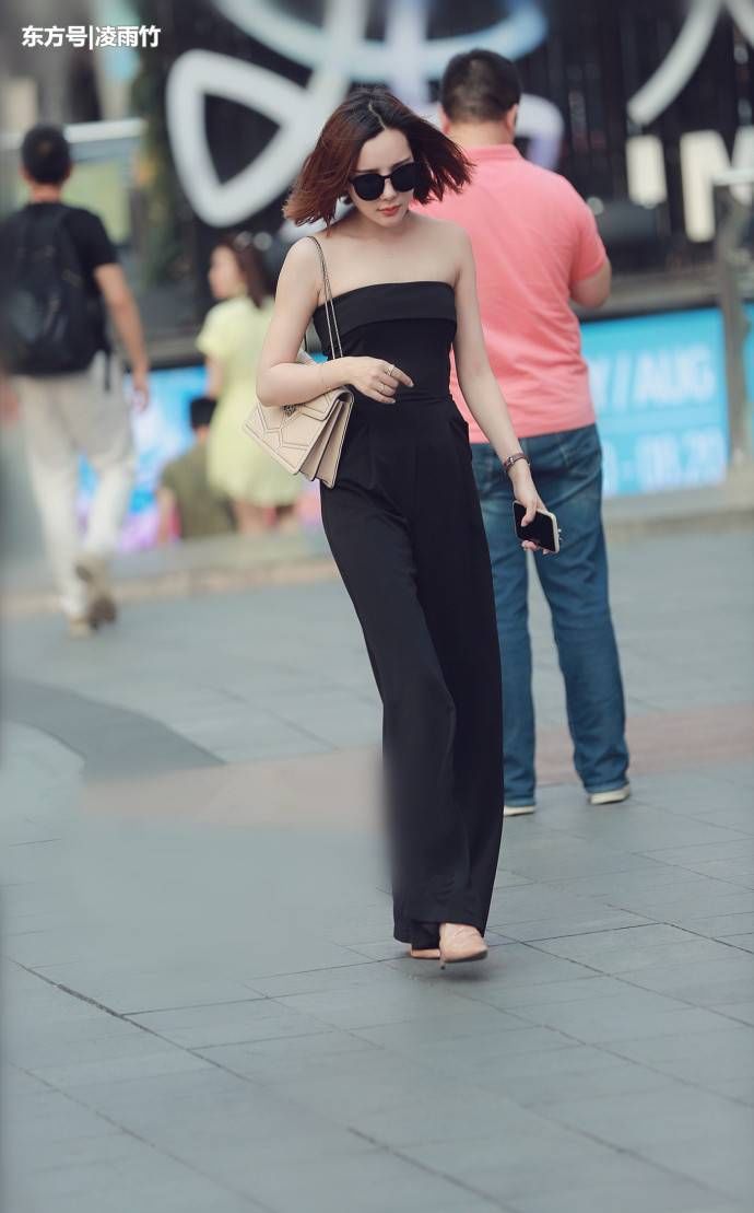 重庆街拍：清新自然的穿搭风格展现温柔淑女范，女人味十足！