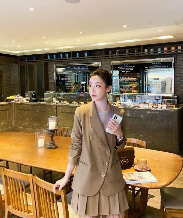 #漂亮#春天有一种穿法叫“名媛范”,时髦显贵又洋气,漂亮小姐姐都喜欢