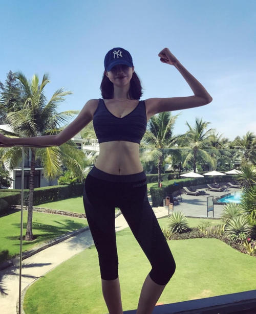 街拍：极致高腰的牛仔小短裤，凸显女性的曲线美与大长腿