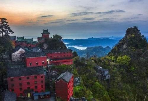 武当山长明灯600年不灭，专家都没研究明白，却被游客道破缘由