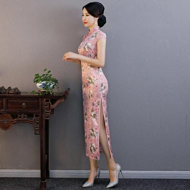 复古旗袍美人，静坐雅室，矜贵端庄气悠扬