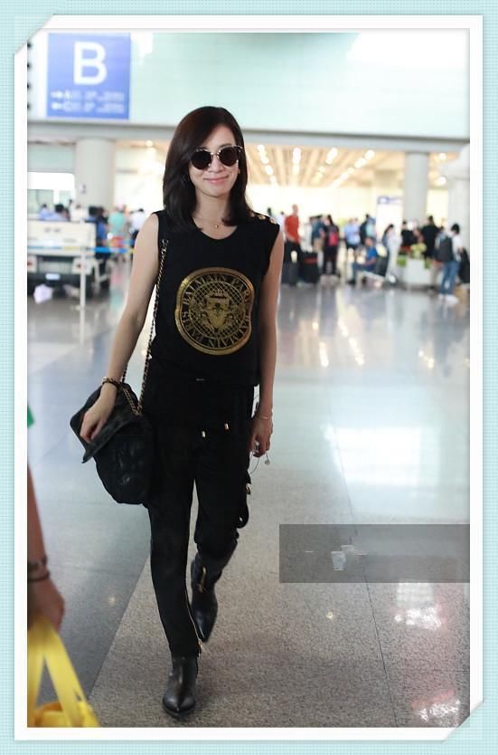 佘诗曼43岁，梅婷也43岁，二人穿一身黑，身材差距竟如此尴尬?