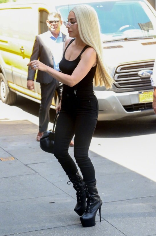 Gaga脚踩恨天高全黑look出街，前凸后翘大秀事业线!