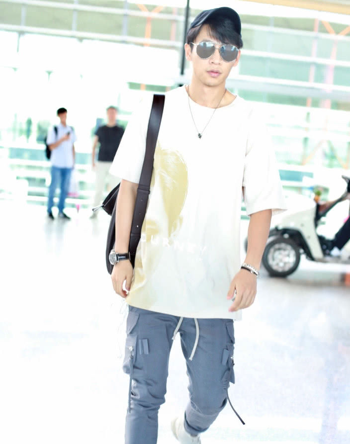 魏晨不仅不刮胡子，还把“自己”穿身上，全靠好身材撑住了!