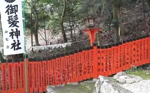 日本神社参拜的中国人太多，许愿墙上全是中文，日本人：别来了！